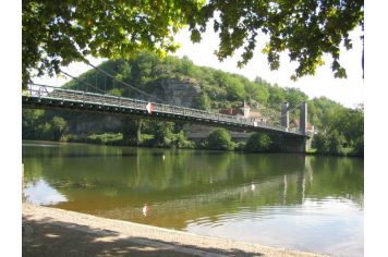 Le pont qui relie le Lot à l'Aveyron 